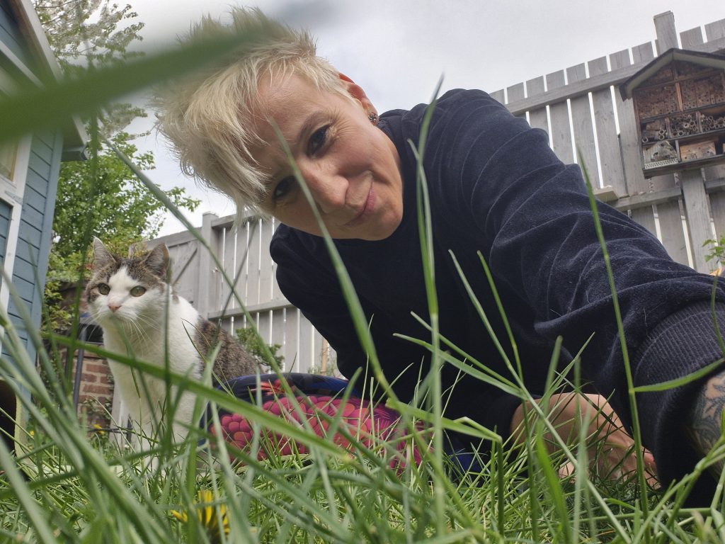 Hier siehst Du ein Bild von mir beim Yoga mit meiner Katze